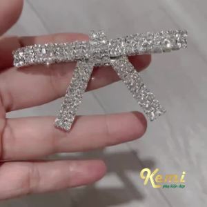 Ghim nơ cài áo chữ đại đính kết đá tỉ mỉ hàng cc