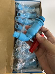 ก๊อกน้ำสนาม PVC ราคาว่าง 1/2 นิ้ว หรือ 4หุน การเปลี่ยนแปลงสำหรับก๊อก PVC สีฟ้าด้ามแดง ที่มีความหนาพิเศษ ไม่แตกหัก และทำให้สดใส พร้อมส่งทุกวัน การใช้งานสำหรับกระจายใบหน้า