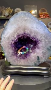 high grade amethyst geode crystal 💯天然紫晶钱袋子 紫度深美 绿幽灵共生 顶部带些小钛晶边  🆓附送特制实木底座  整体高: 31.5cm   底座宽: 26.5x23cm  重: 12.5kg 钱袋子宽: 27cm  洞深: 8cm