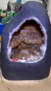 citrine 70% geode💰招财黄水晶手打洞 腰身带一条粗管腰带 大颗晶花🌸 底部很多方解石共生 钛晶💰共生✅ (如定制实木底座另加RM60)  高(Height): 50cm 宽(Width): 35x23cm 洞深(Hole): 20cm 重(Weight): 43.7kg