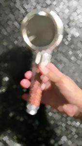 ฝักบัวอาบน้ำ มีหินแร่ในฝักบัว หินกรองคลอรีน อาบน้ำสบาย แสดงความสะอาดถูกใช้ส่วนใหญ่ แข็งแรง สุขภาพยนตร์ พร้อมส่งลด