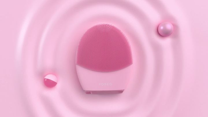 FOREO LUNA 3 Ultra-Hygienic Facial Cleansing Brush for Combination Skin - Anti Aging Face Massager | Face Care | Enhances Absorption of Skin Care