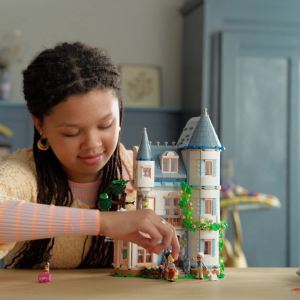 LEGO Friends 42638 Castle Bed and Breakfast (1311 Pieces) Mainan Susunan Balok (12 Tahun+)