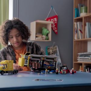 LEGO City 60440 Yellow Delivery Truck (1061 Pieces) Mainan Balok (8 Tahun+)