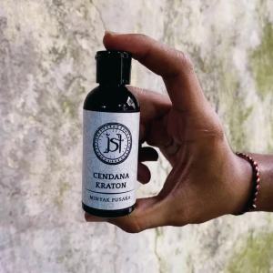 ESSENTIAL OIL MINYAK WANGI PUSAKA AROMA TERAPI TAHAN LAMA DAN 100% ALAMI ROYAL GAHARU\nMINYAK WANGI PUSAKA KERIS TOMBAK AROMA TERAPI 100% ALAMI\nMINYAK PUSAKA 100% ESSENTIAL OIL WANGI TAHAN LAMA
