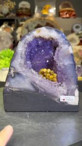 small amethyst crystal geode with calcite 五行“金” 💯天然紫晶洞 玛瑙边 黄方解石共生💰 洞里带些白水晶结晶 (如定制底座另加RM60)  高(Height): 17cm 宽(Width): 16x10cm 洞深(Hole): 3.5cm 重(Weight): 3kg