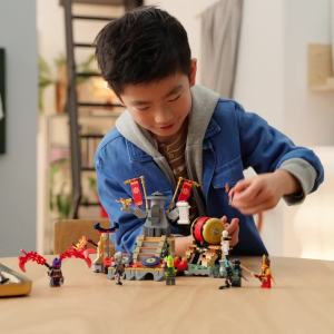 LEGO Ninjago 71818 Arena Pertempuran Turnamen (659 Bagian) Mainan Ninja & Balok