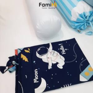 Gối ôm cho bé trai bé gái 23x60cm FamiHi họa tiết đẹp dễ thương chất liệu cotton sateen 100% sợi tự nhiên mềm mát.