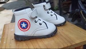 Sepatu Boots Anak Laki-Laki Motif Captain Amerika & Tips Memilih Ukuran