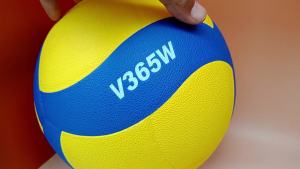 Bola Voli Mikasa V365W: Empuk & Berkualitas Tinggi Indoor & Outdoor
