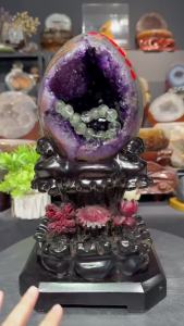 Top ESP quality Dragon egg amethyst geode with foc master hand craft stand （base）🐲🆙贵气龙蛋 高级感🆙 🐲 天然高品esp紫晶龙蛋 深美紫晶体 非常美丽蛋形 左侧带一颗紫晶花 边部黄玛瑙黄幽灵 🆓附送特制高等雕刻实木底座  龙蛋高raw high: 19cm   宽raw width : 13x13.5cm   洞深hole: 6.5cm  raw weight 净重: 3.4kg  含底座高high high w