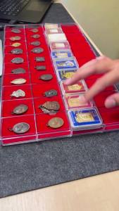 กล่องพระ รุ่นแผ่นรองกํามะหยี่สีแดง กล่องใส่ของสะสม กล่องเหรียญ กล่องสะสม กล่องแบ่งช่อง 24 x 44 cm (40ช่องใหญ่ แผ่นรองกํามะหยี่ )