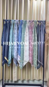 Hijab Segiempat Voal Motif Monogram Tepi Potongan Lasercut