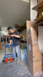 WADFOW Xe đẩy hàng 2 bánh gấp gọn 60kg WWB9A06 Chất liệu: ống thép và tấm thép Kích thước mở rộng: 370x380x960mm Kích thước khi gấp: 380x55x690mm Kích thước tấm sàn: 235x380mm Đường kính bánh xe: 135mm (nhựa PP+ nhựa TPR)