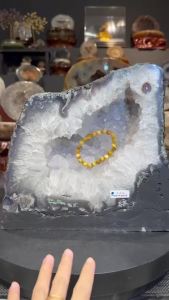 quartz cave ,clear crystal white 🔮天然白水晶洞 土形 玛瑙绿幽灵包边 洁白透亮白水晶 右上角带一颗玛瑙眼 (如需定制实木底座需另加RM60)👈🏻optional 高(Height): 26cm 宽(Width): 27x15cm 洞深hole: 4.5cm 重(Weight): 14.4kg