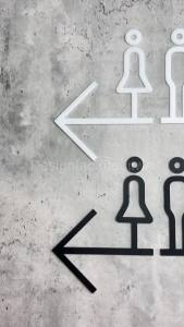 ป้ายบอกทางไปห้องนำ้ ป้ายห้องนำ้ชายหญิง มีลูกศรบอกทางซ้ายขวา นูนสวยมีมิติ โมเดิร์นมินิมอล Designfac