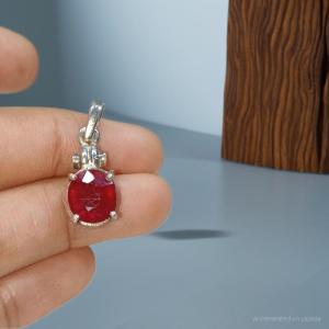 J490 จี้ทับทิมมาดากัสการ์ เจียระไนเหลี่ยมแดงเข้ม ตัวเรือนเงินแท้ 925