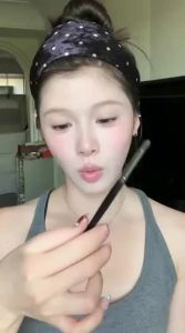 HUACHUNTANG | Highlighting Detail Makeup Brush