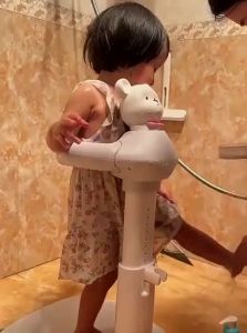 KIUMO | Baby Standing Bath Basin with Bottom Cleaning Support
