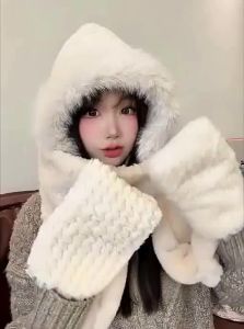 UBT | Bear-shaped Plush Winter Hat with Scarf Integrated