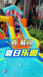 Water Spraying Inflatable Castle with Slide and Safety Net