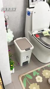 ASCOR | Pedal Operated Covered Trash Bin