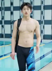 Speedo | Anti-fog Water-resistant HD Swimming Goggles