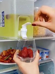 Large Capacity Refrigerator Water Jug With Faucet 4L